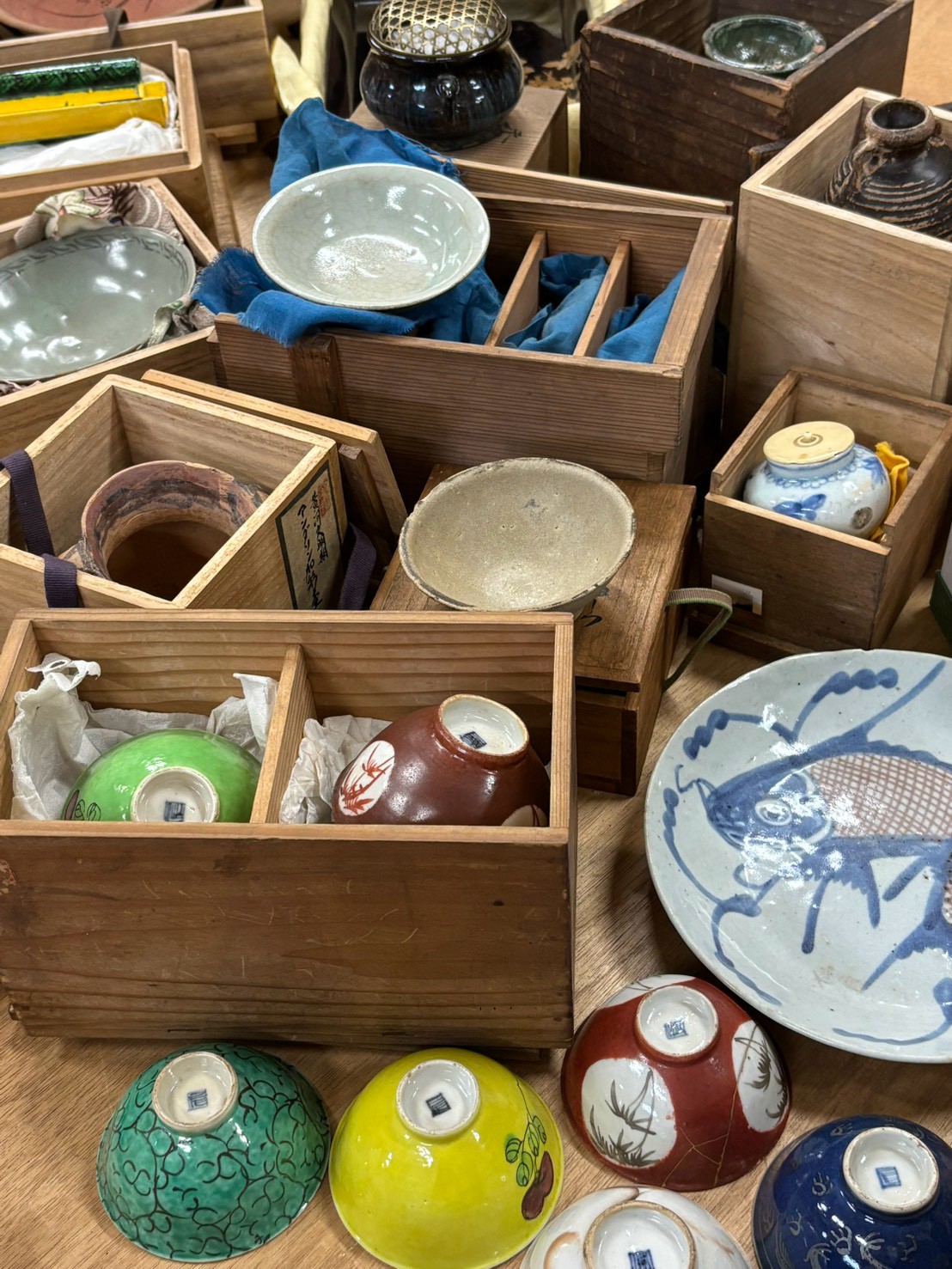 木箱に保管されていた茶碗や器などの陶磁器