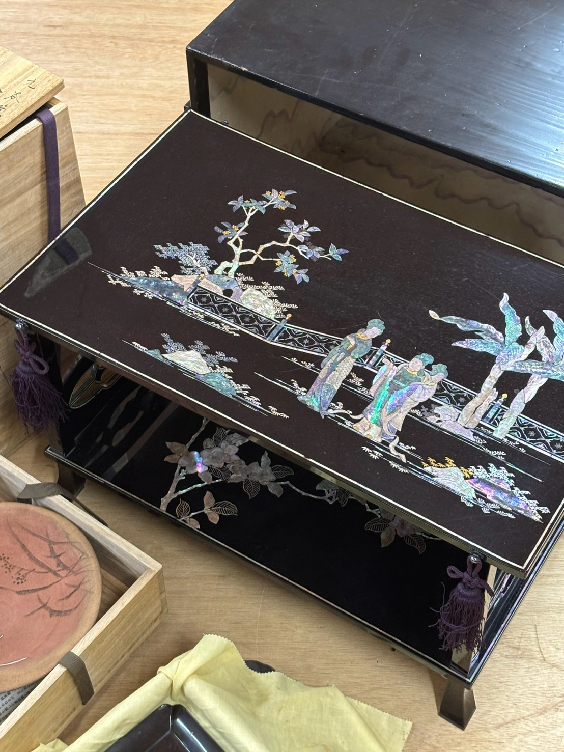 装飾が施された漆器・家具類